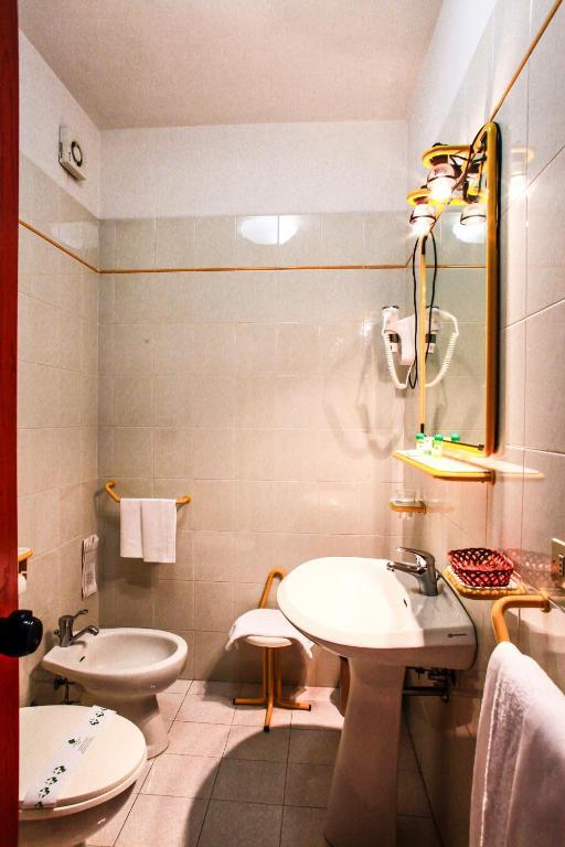 Camera Doppia con Letti Singoli con Bagno Privato